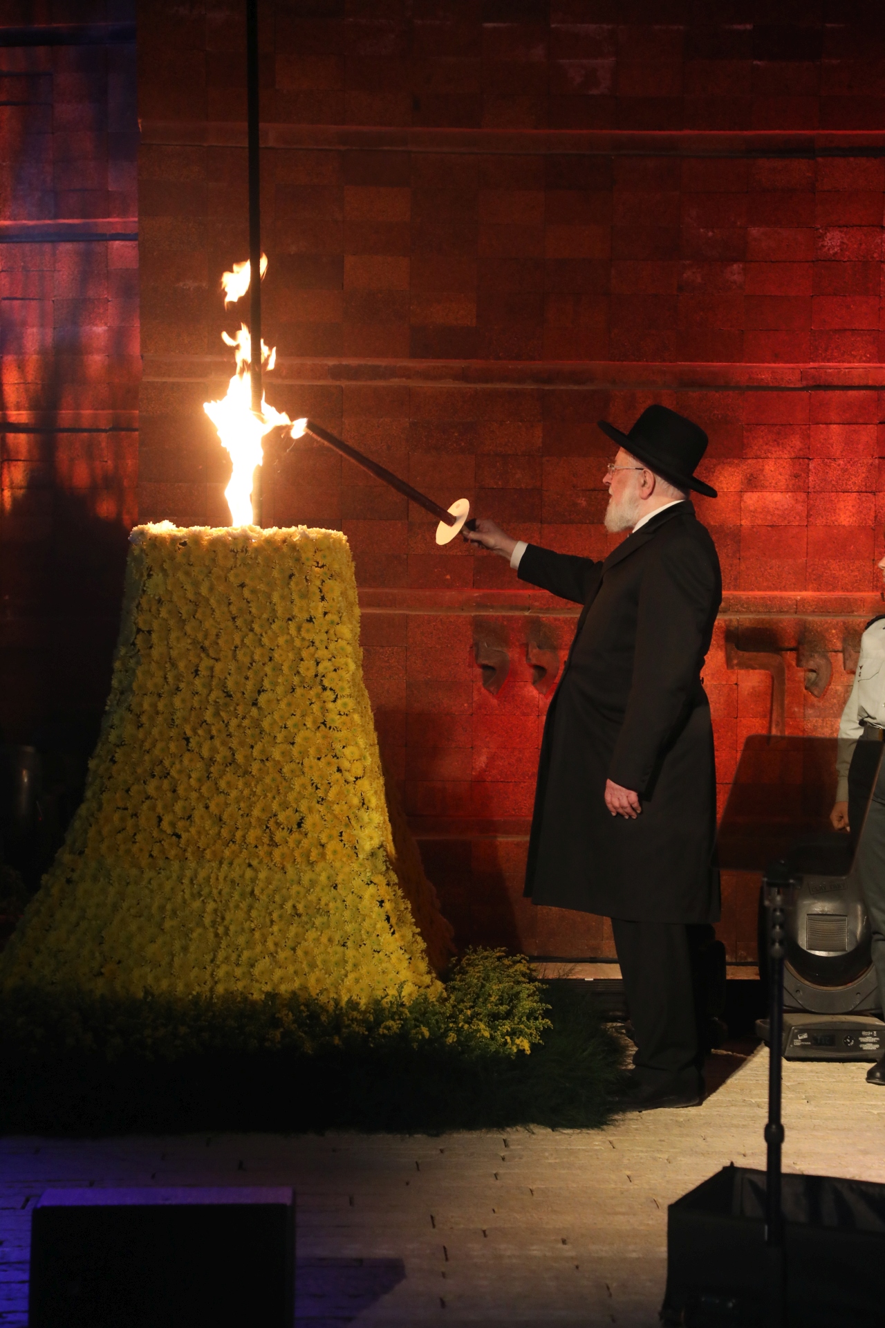 Yad Vashem Council Chairman Rabbi Israel Meir Lau kindled the Memorial Torch